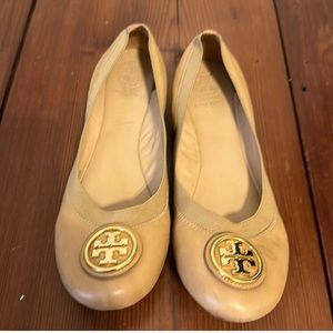 Leather flats. In great condition